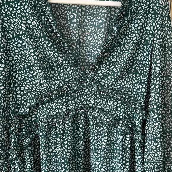 NWOT DARK GREEN Ruffle Trim Printed Midi Dress - Large - Picture 2 of 5
